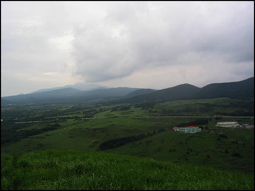 멀리 한라산이 보입니다.  백록담 분화구에서는 구름이 피어 오릅니다. 